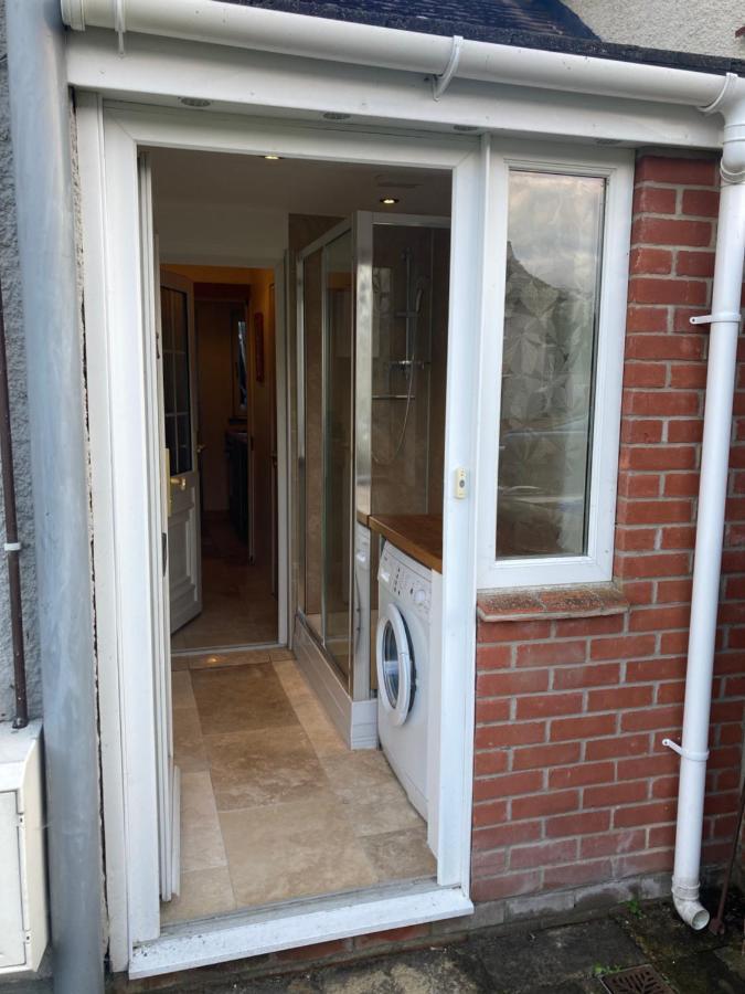 Double Bed Self Contained Annexe 14B Is To The Right Of The Main House Apartment Salisbury Bagian luar foto