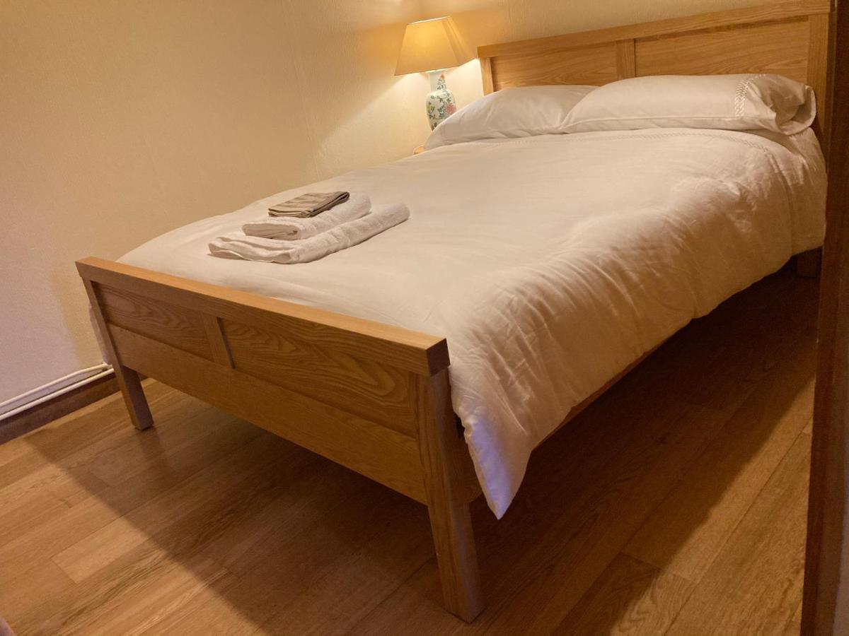 Double Bed Self Contained Annexe 14B Is To The Right Of The Main House Apartment Salisbury Bagian luar foto