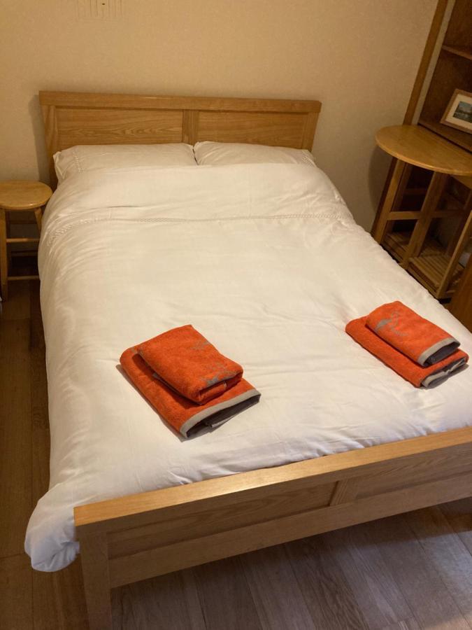 Double Bed Self Contained Annexe 14B Is To The Right Of The Main House Apartment Salisbury Bagian luar foto